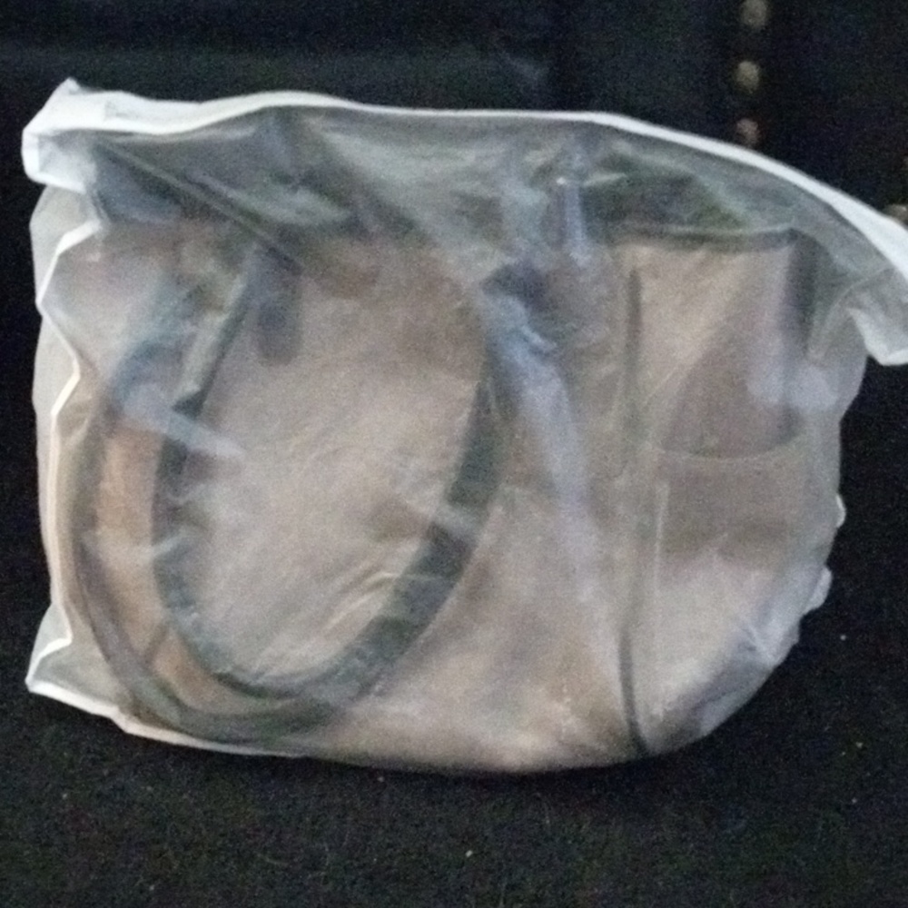 TAN/BROWN PURSE LOTS OF POCKETS AND COMPARTMENTS COMES WITH PROTECTER BAG NWOT